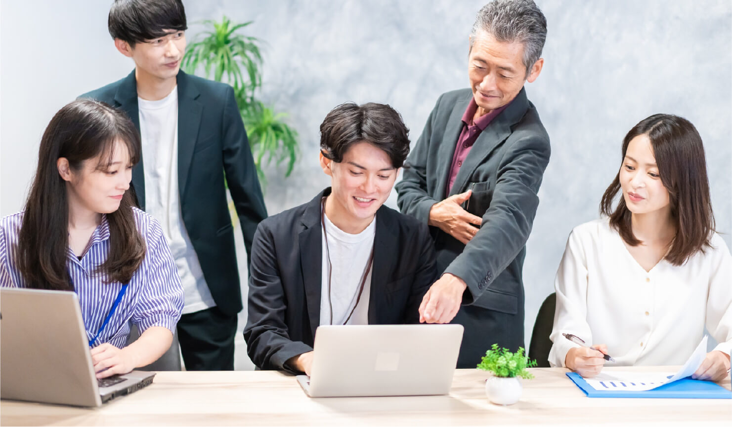 社内での打ち合わせ風景