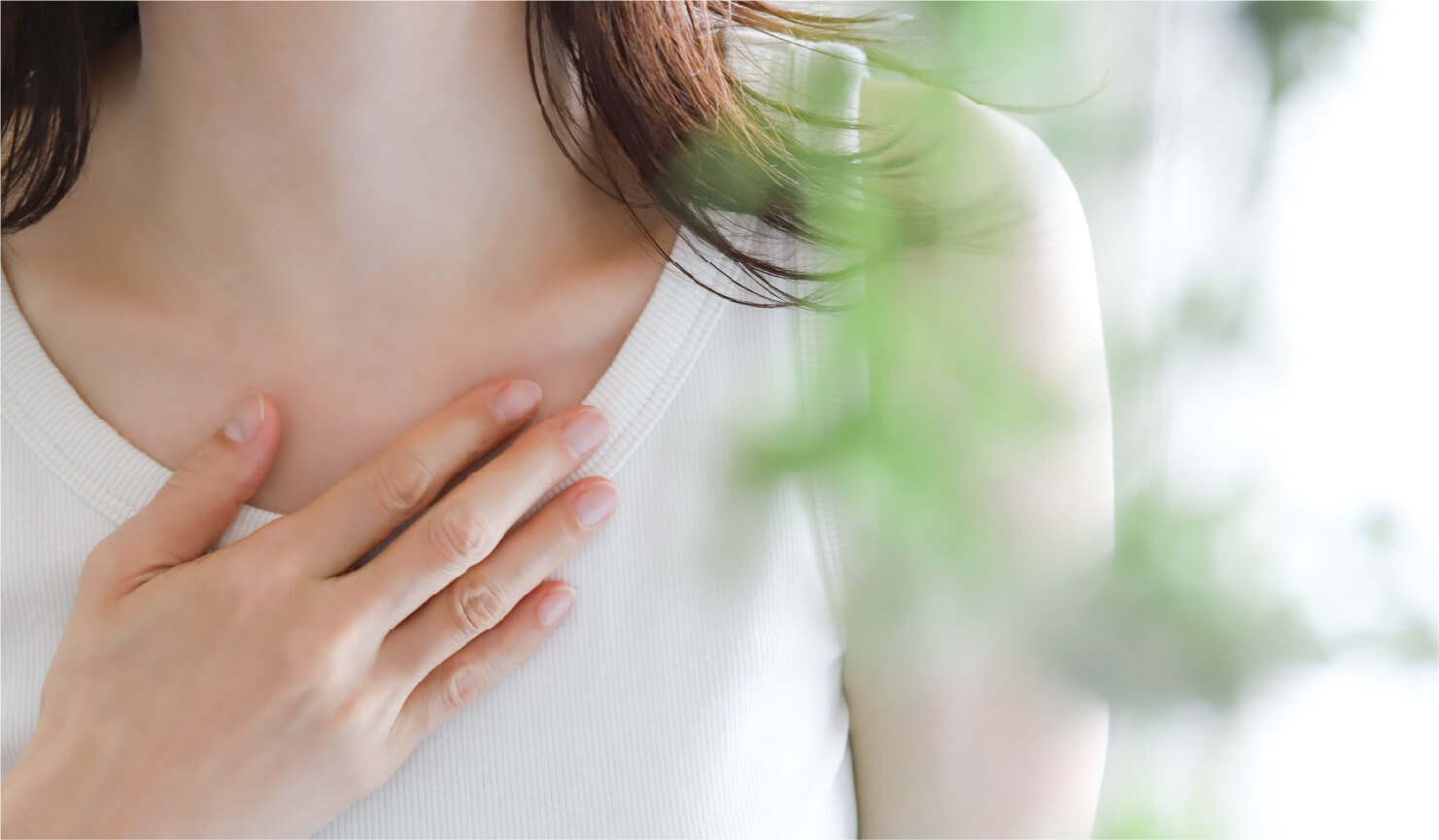 胸に手を当てる女性