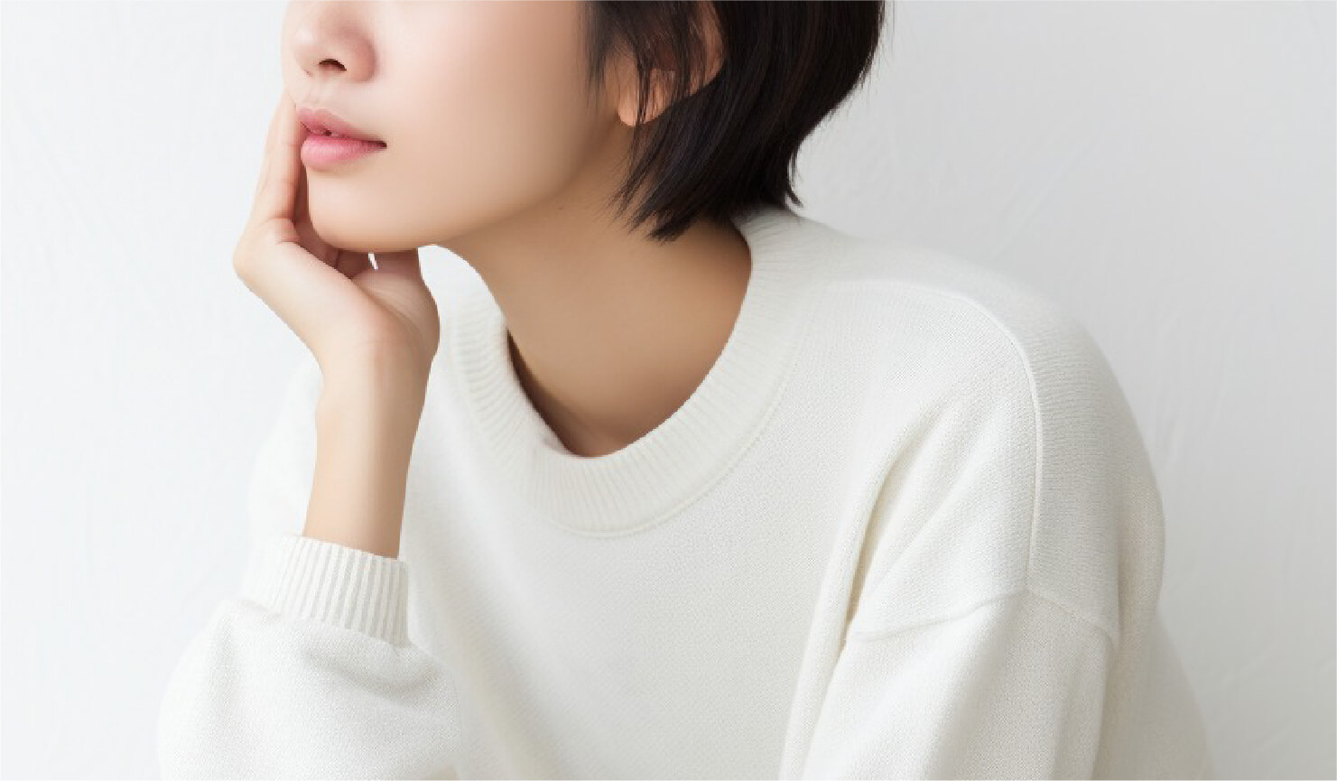 考えごとをする女性